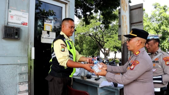 Satbinmas Dan Bhabinkamtibmas Bagikan Sarapan Gratis, Untuk Satpam