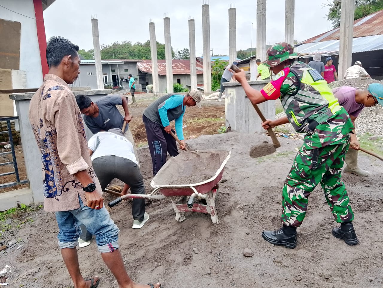 Dukung Sarana Ibadah, Babinsa Bersama Warga Gotong Royong