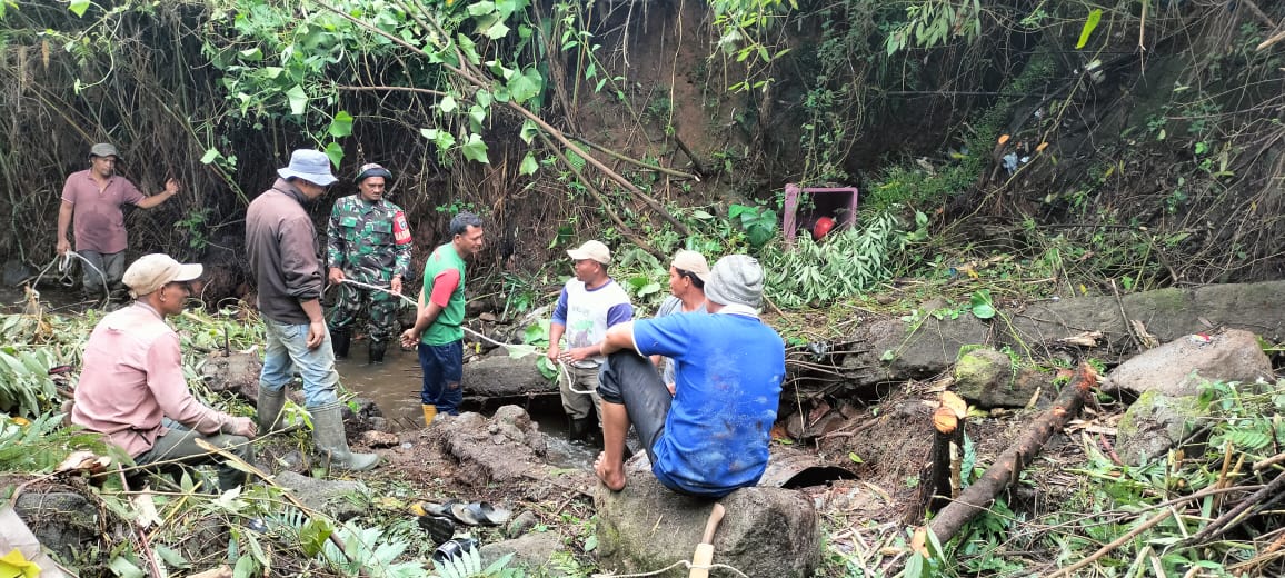 Babinsa Koramil 05/Permata Bersama Warga Kerja Bakti Bersihkan Saluran Air