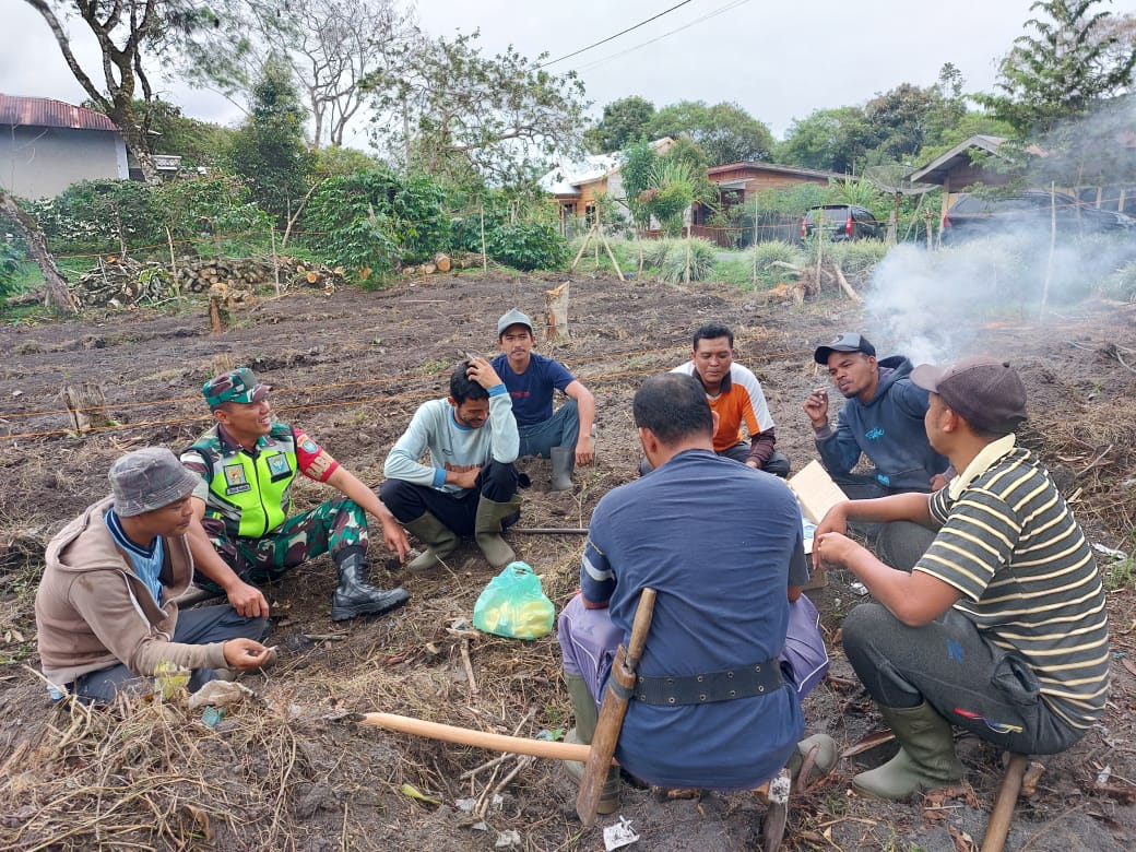 Melalui Komsos, Babinsa Bangun Keakraban Bersama Warga