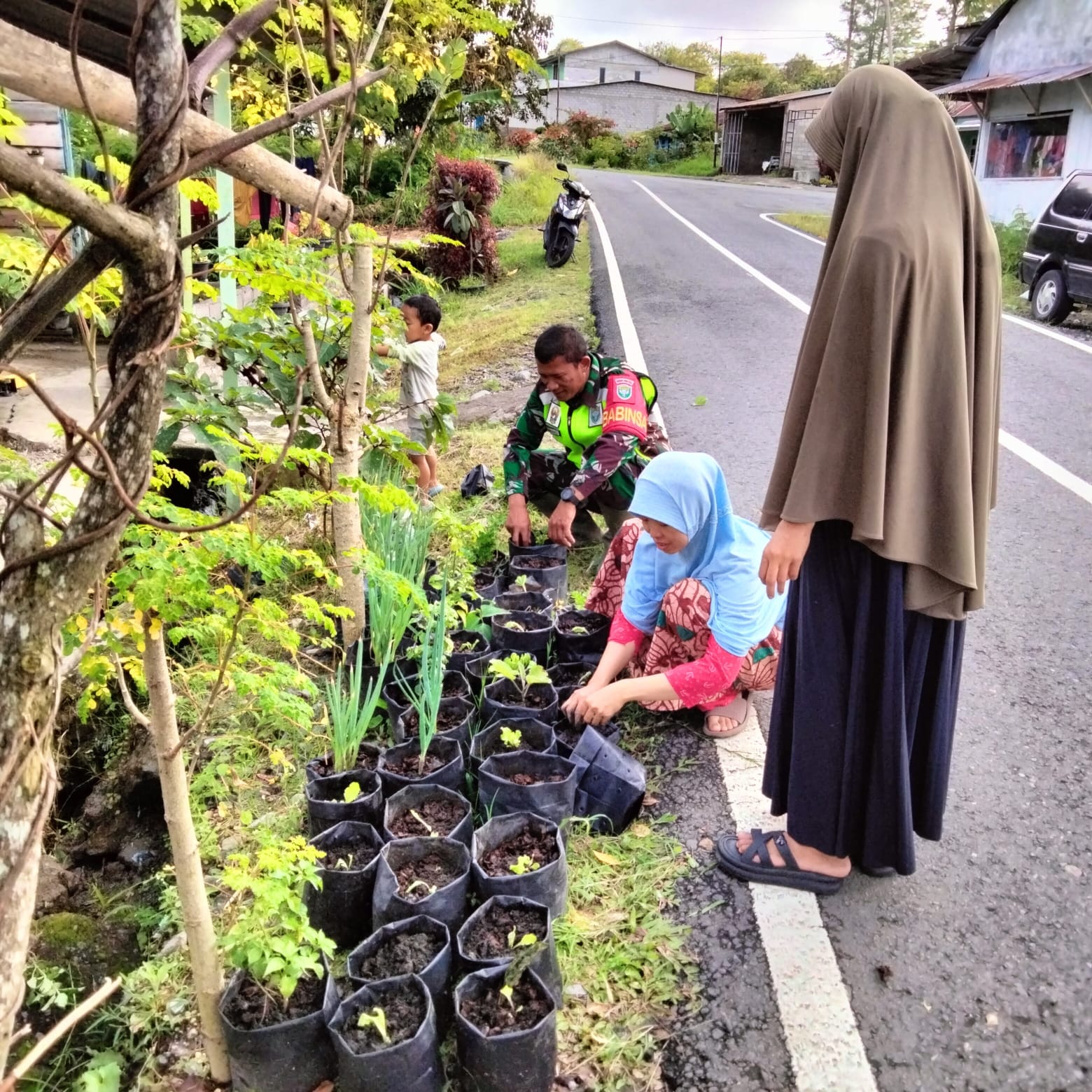 Jadikan Desa Bersih Dan Indah, Babinsa Komsos Bersama Ibu-ibu