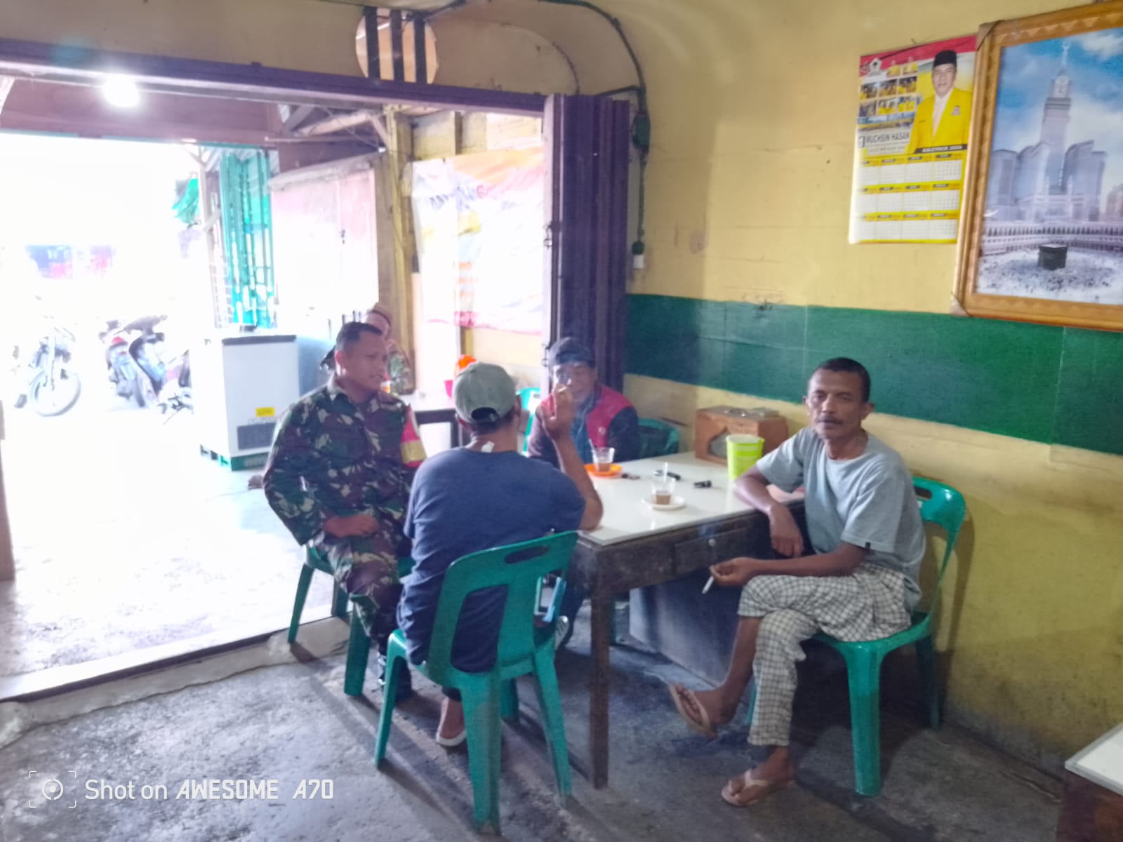 Tingkatkan Silaturahmi Dengan Warga, Babinsa Lakukan Komsos