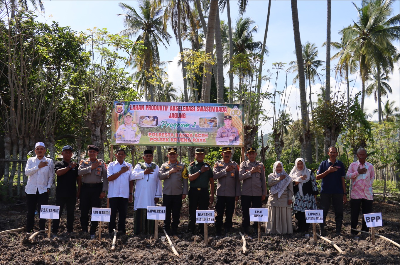 Curhatan Warga Ladong ke Kapolresta Banda Aceh Saat Tanam Jagung