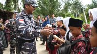 TNI AL BERI TALI ASIH UNTUK ANAK-ANAK PESISIR YANG TANGGUH, DUKUNG SEMANGAT BELAJAR DI TENGAH TANTANGAN