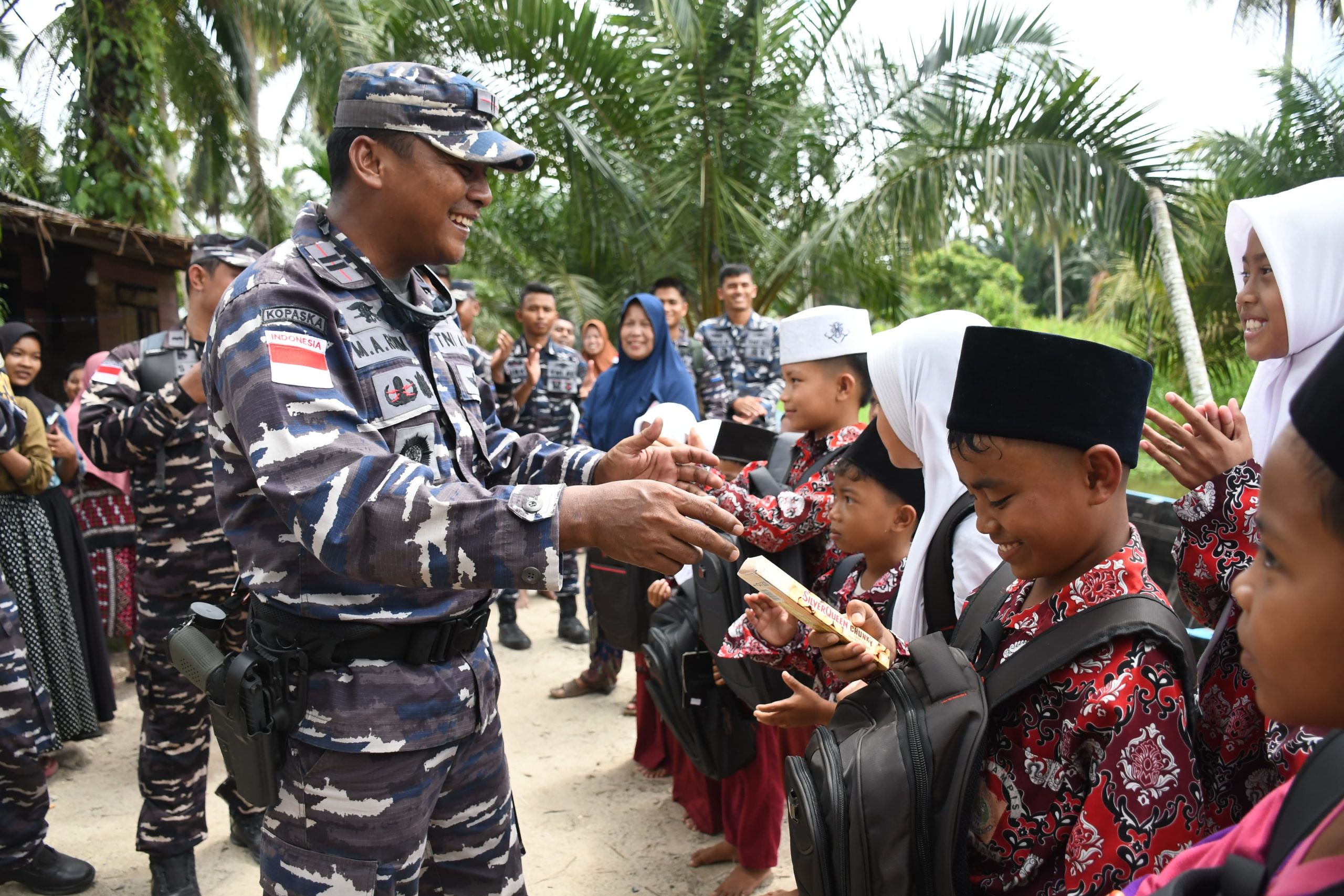 TNI AL BERI TALI ASIH UNTUK ANAK-ANAK PESISIR YANG TANGGUH, DUKUNG SEMANGAT BELAJAR DI TENGAH TANTANGAN