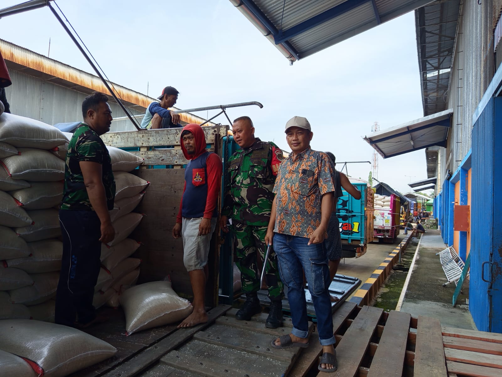 Babinsa Larangan Lakukan Monitoring Pengadaan Stok Beras Lokal di Gudang Bulog Kota Cirebon