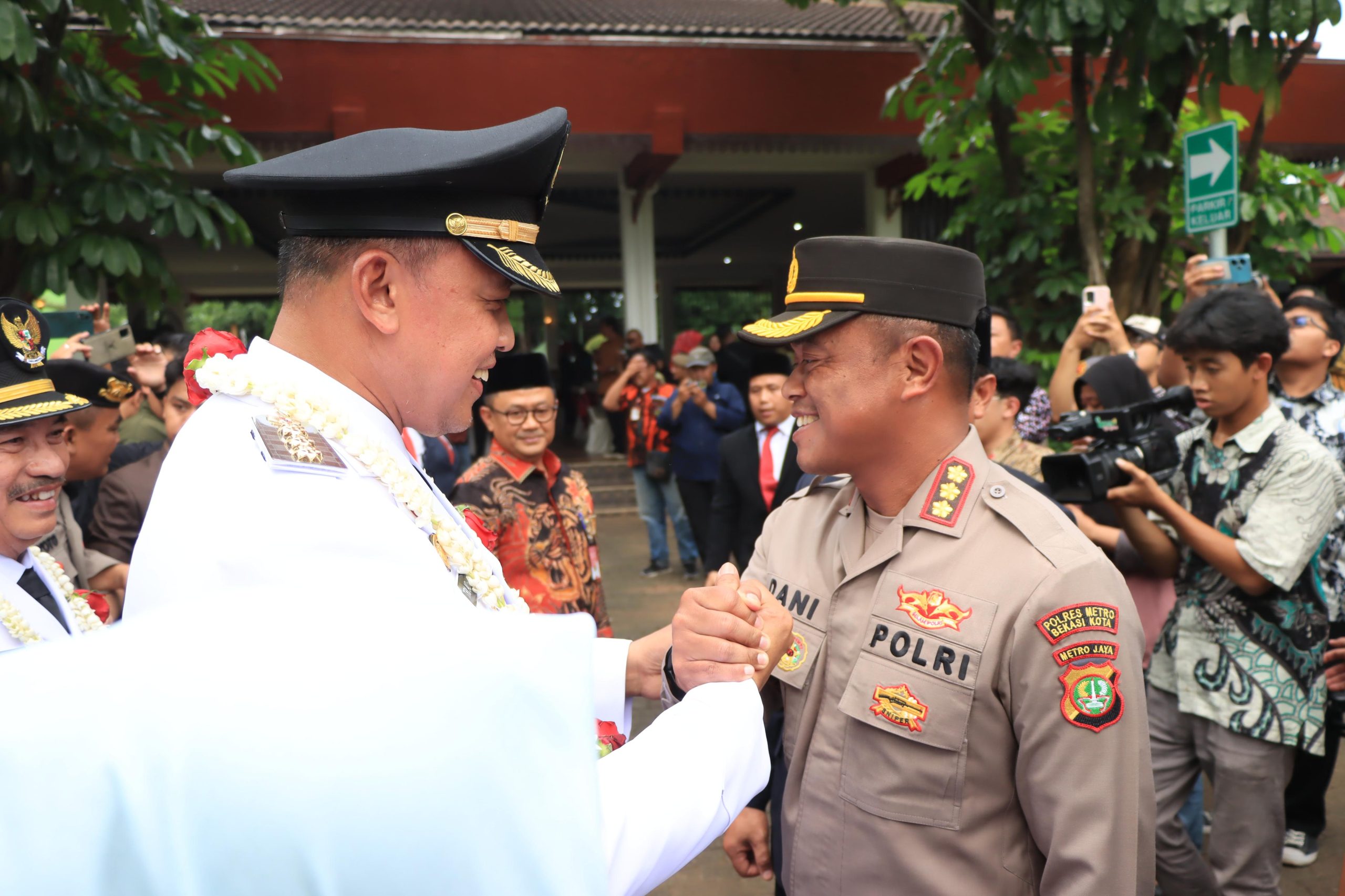 Kapolres Metro Bekasi Kota Hadiri Serah Terima Jabatan Pj Wali Kota Dengan Wali Kota dan Wakil Wali Kota Terpilih 