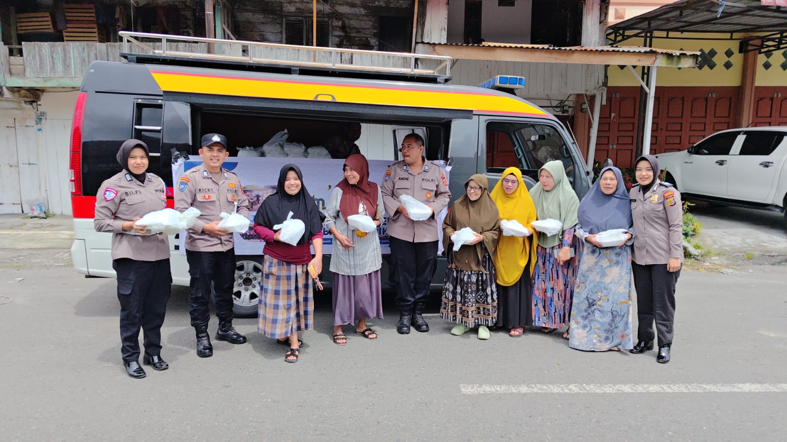 Polres Bener Meriah Berbagi Kebaikan di Jumat Berkah, Bagikan Nasi Kotak Gratis Kepada Warga.