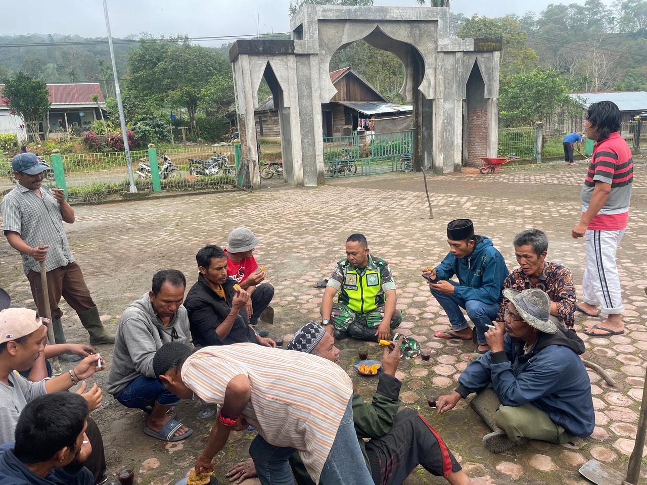 Sambut Bulan Ramadhan, Babinsa Ajak Warga Gotong Royong Bersihkan Masjid