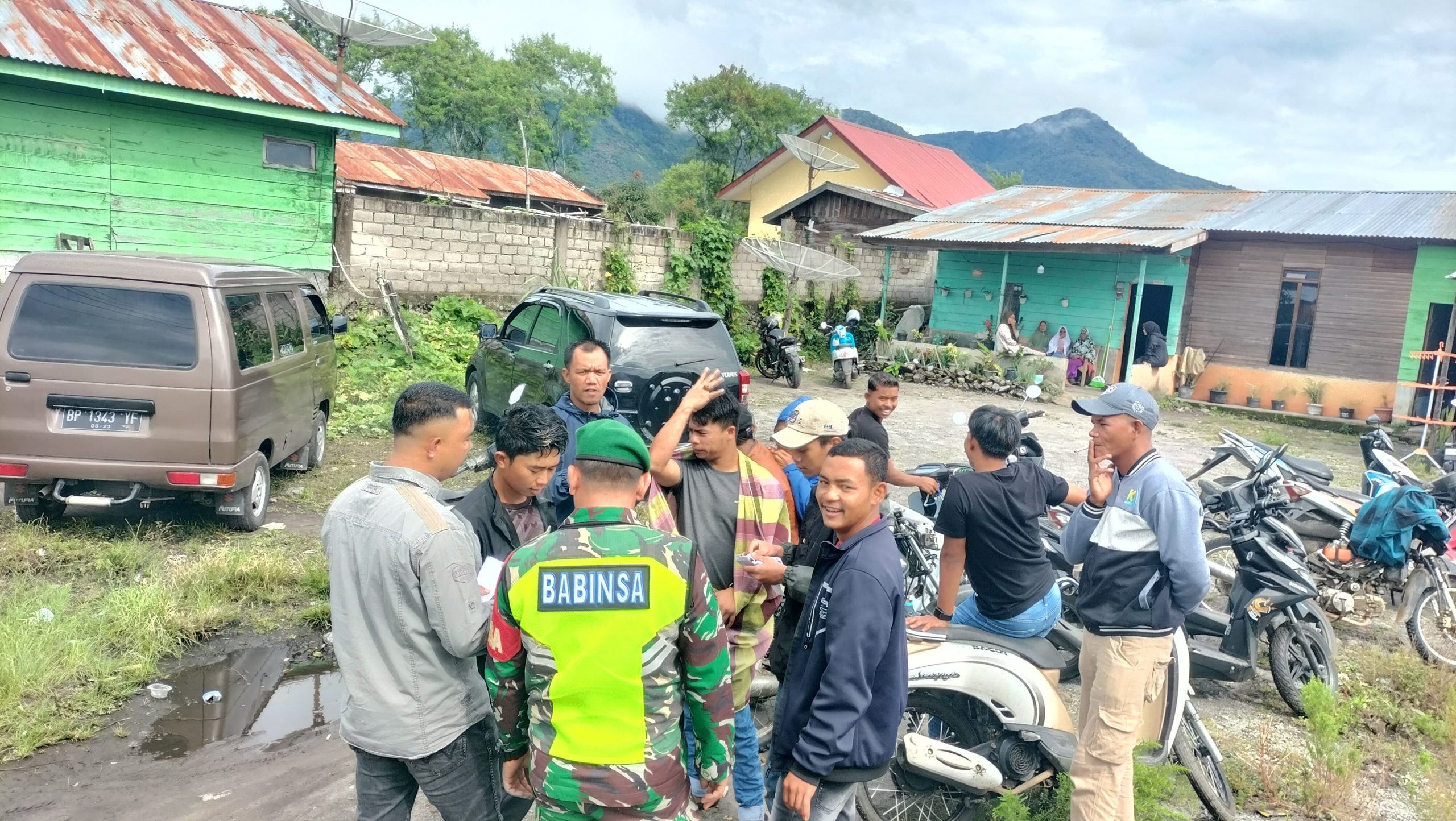 Babinsa Komsos Bersama Warga, Himbau Terus Jaga Kamtibmas Dan Hindari Hal-hal Negatif