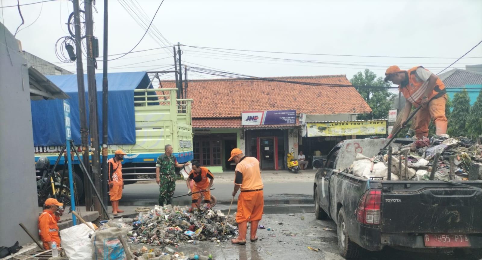 Bersama PPSU, Babinsa Cakung Barat Bersihkan Fasilitas Umum