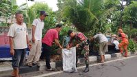 Babinsa Koramil 07/Kemayoran Bersama Warga dan Anggota PPSU Laksanakan Pembersihan Lingkungan