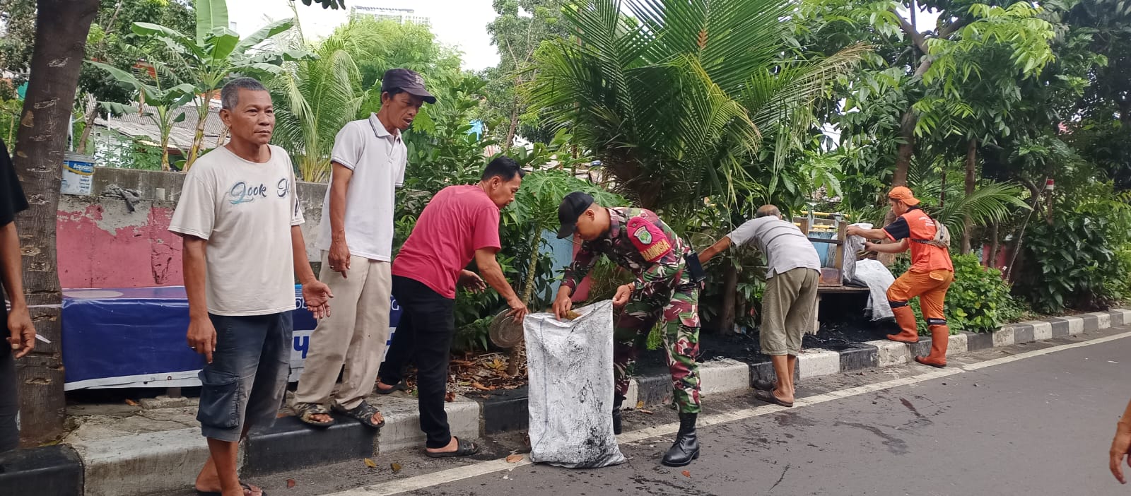 Babinsa Koramil 07/Kemayoran Bersama Warga dan Anggota PPSU Laksanakan Pembersihan Lingkungan