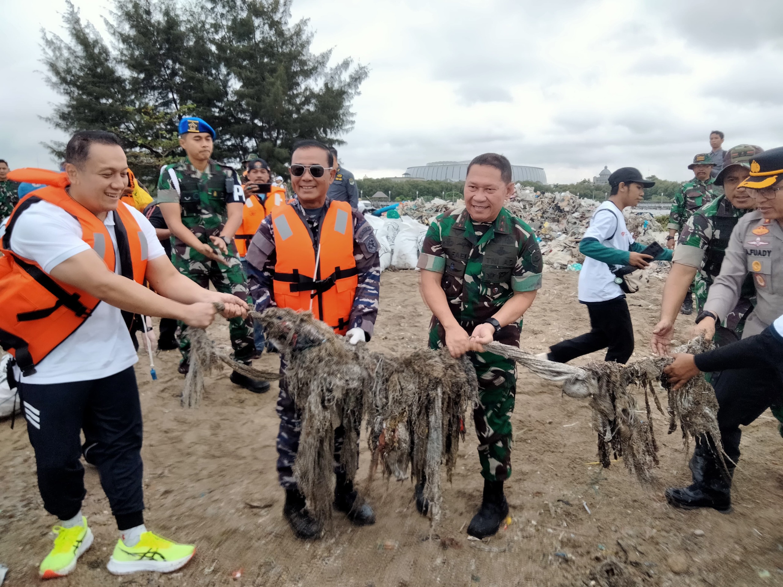 Memperingati Hari Peduli Sampah Nasional 2025, Batalyon Arhanud 6/Bay Melakukan Aksi Karya Bakti