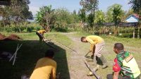 Peduli Terhadap Petani, Babinsa Bantu Potong Bambu