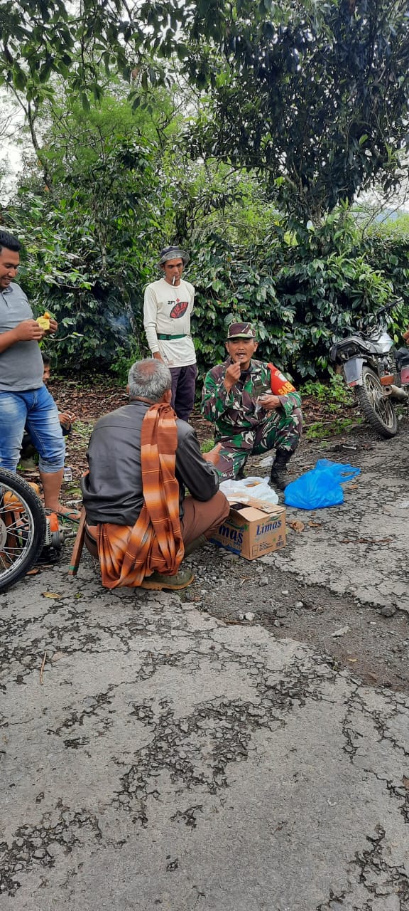 Komsos Bersama Warga, Babinsa Jalin Keakraban Di Wilayah Binaan