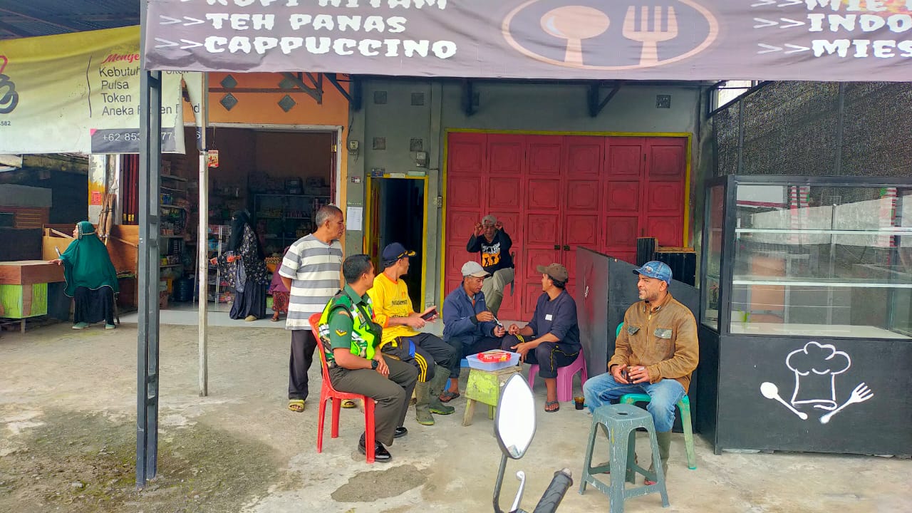 Turun Langsung Ke Desa Binaan, Babinsa Berikan Himbauan Kamtibmas