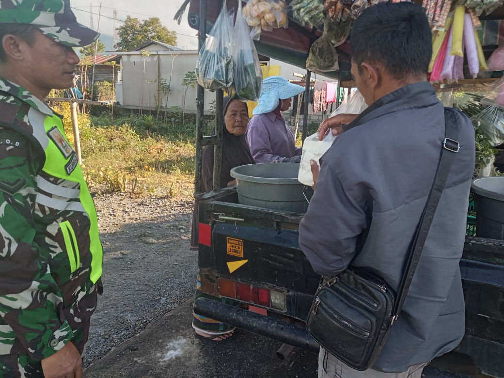 Monitoring Harga Sembako Eceran, Babinsa Komsos Bersama Pedagang Keliling