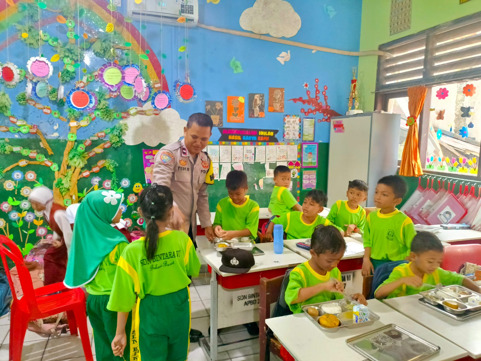 Polsek Bekasi Barat Monitoring Pelaksanaan MBG Di SDN Bintara VI Bekasi Barat