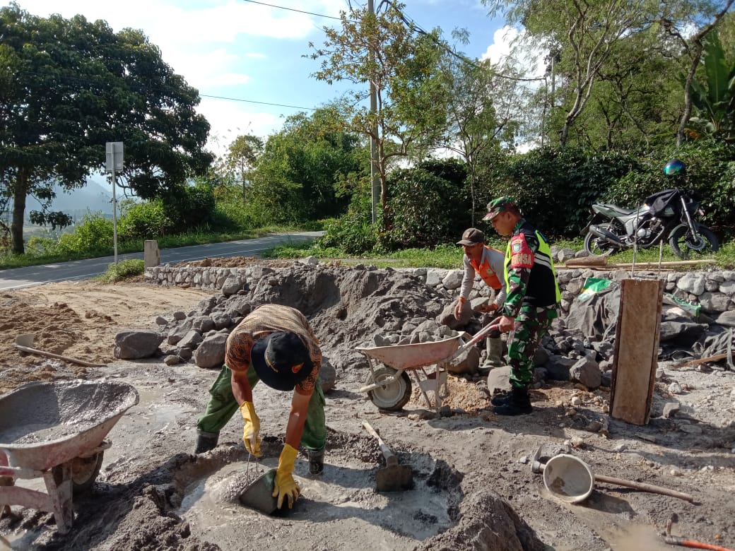 Wujud Kemanunggalan TNI Dengan rakya, Babinsa Bantu Warga Bangun Pondasi Rumah