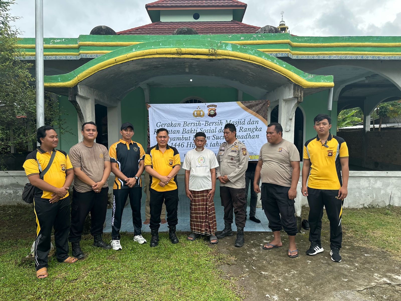 Sambut Ramadan 1446 H, Polsek Tanah Abang Gelar Aksi Bersih-Bersih Masjid dan Bakti Sosial