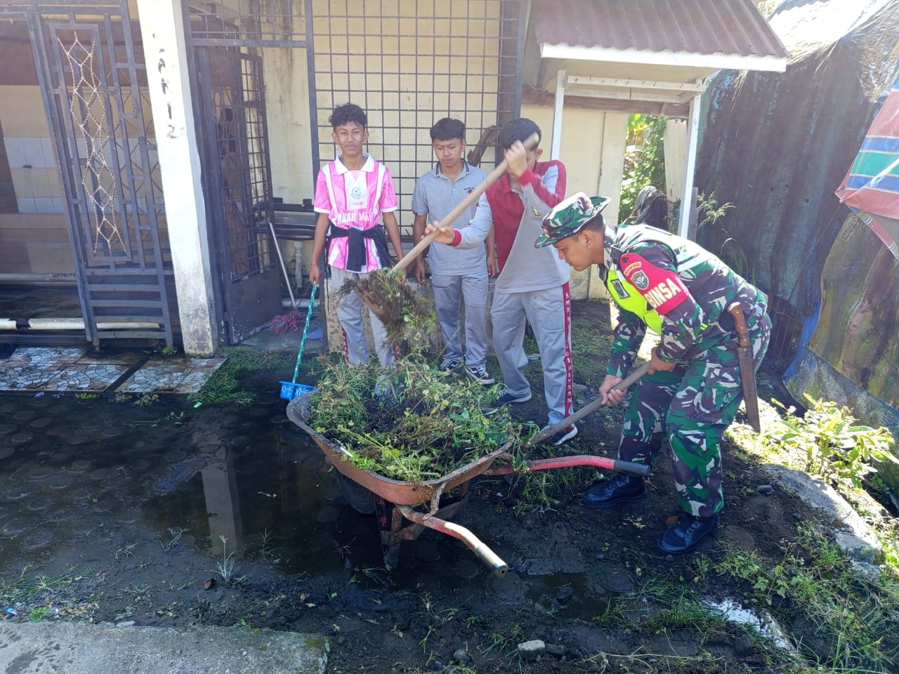 Dukung Sara Ibadah, Babinsa Dan Siswa Bersihkan Tempat Wudhu Dan Toilet Meunasah