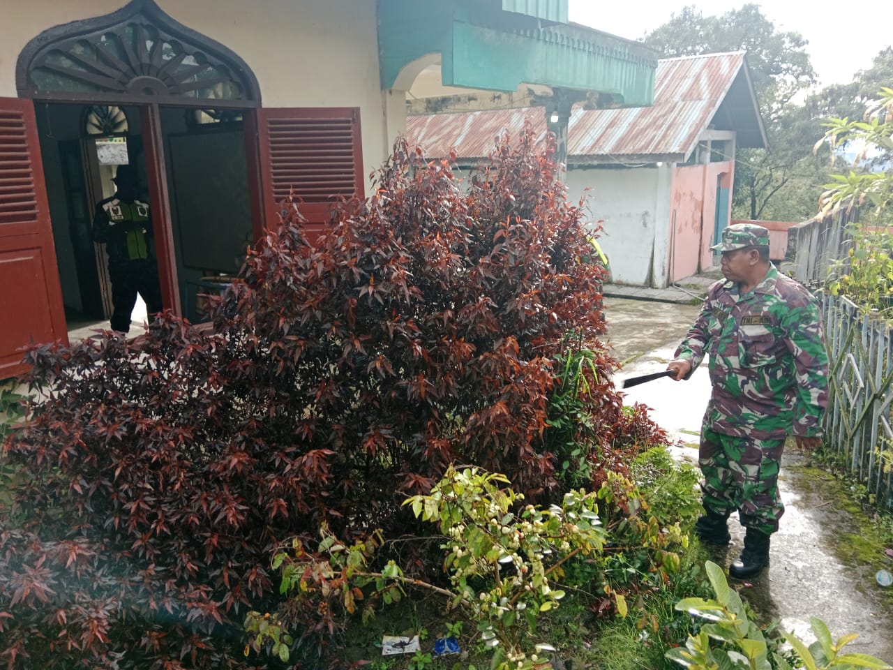 2 Hari Jelang Ramadhan, Koramil 05/Permata Gelar Kerja Bakti Bersihkan Meunasah