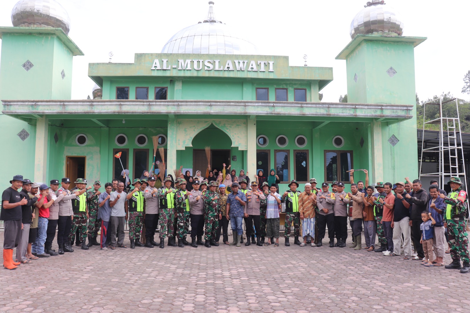 MENYAMBUT BULAN SUCI RAMADHAN TNI- POLRI BERSAMA WARGA MELAKSANAKAN KERJA BAKTI