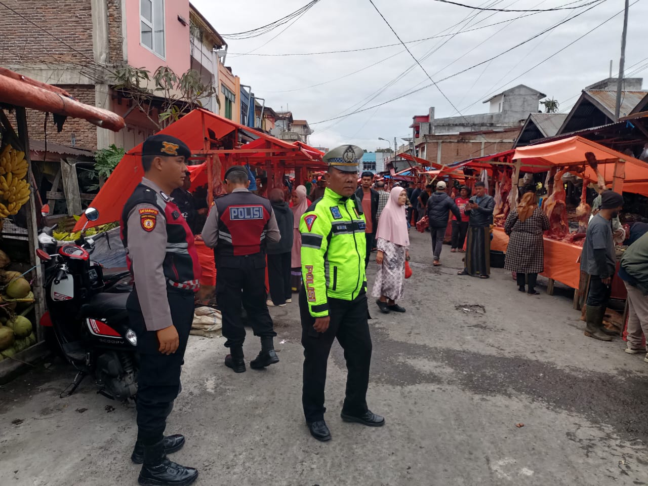 Berikan Rasa Aman Di Hari Meugang, Satlantas Lakukan Pengaturan Di Pasar Dan Pusat Keramaian Masyarakat