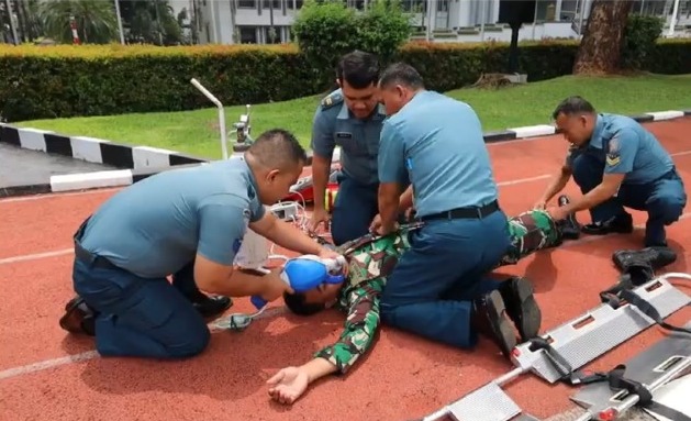 PRAJURIT SESKOAL LAKSANAKAN LATIHAN EVAKUASI