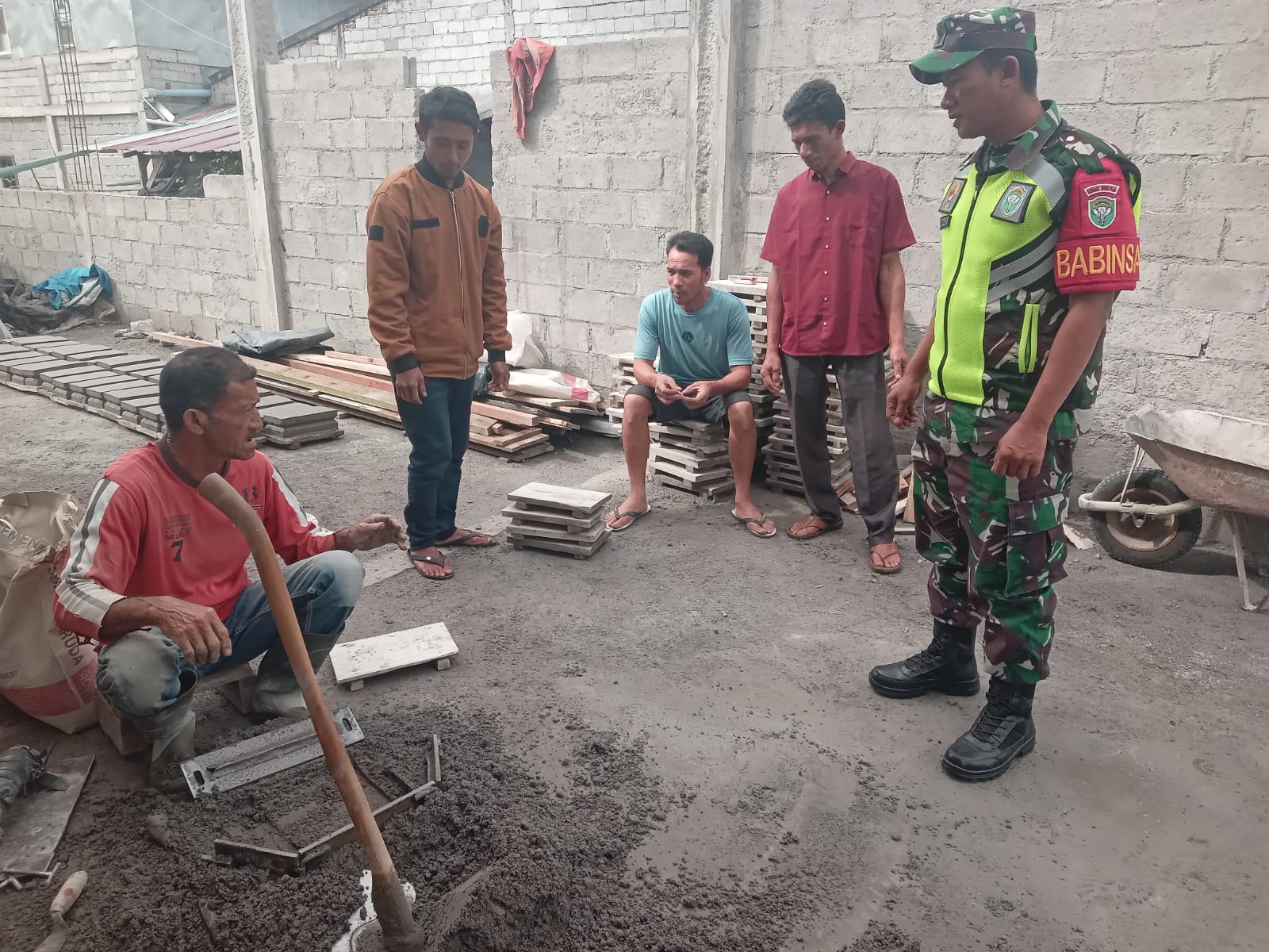 Babinsa Komsos Bersama Warga, Wujudkan Lingkungan Yang Aman Dan Kondusif