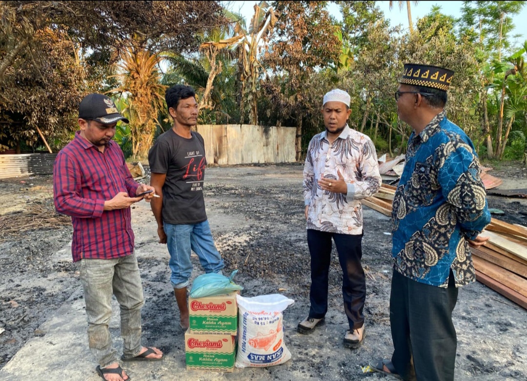 Anggota DPRK Aceh Timur Tgk Suryadi Serahkan Bantuan Untuk Korban Kebakaran di Pante Bidari