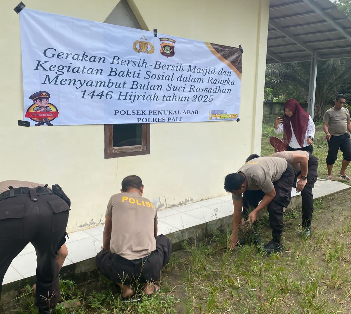 Sambut Bulan Suci Ramadan 1446 H, Polsek Penukal Abab Gelar Aksi Bersih-bersih