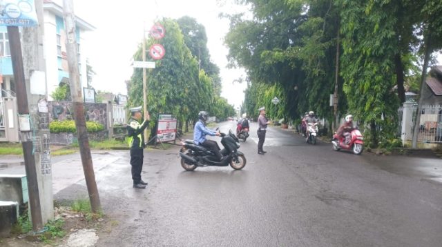 Personil Lalu Lintas Polsek Watang Sawitto Laksanakan Pengaturan Pagi, Demi Kelancaran dan Keamanan Berlalu Lintas