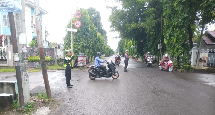 Personil Lalu Lintas Polsek Watang Sawitto Laksanakan Pengaturan Pagi, Demi Kelancaran dan Keamanan Berlalu Lintas