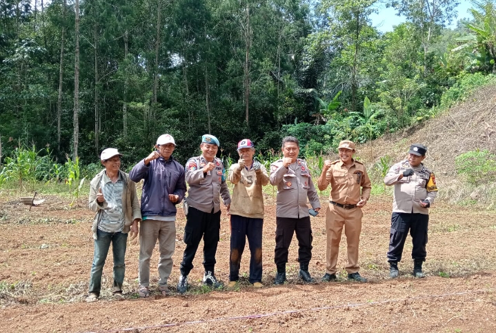 Manfaatkan Lahan Tidur, Polsek Rindingallo Bersama Pemerintah Setempat Tanam Jagung di Kapala Pitu