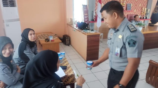 Lapas IIA Parepare Lakukan Tes Urine Kepada Petugas,Komitmen Zero Penyalah Gunaan Napza,