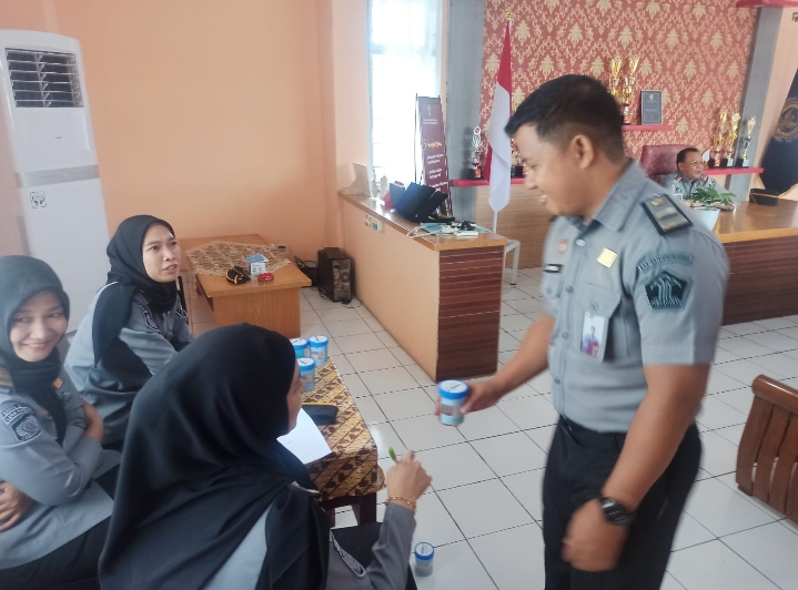 Lapas IIA Parepare Lakukan Tes Urine Kepada Petugas,Komitmen Zero Penyalah Gunaan Napza,