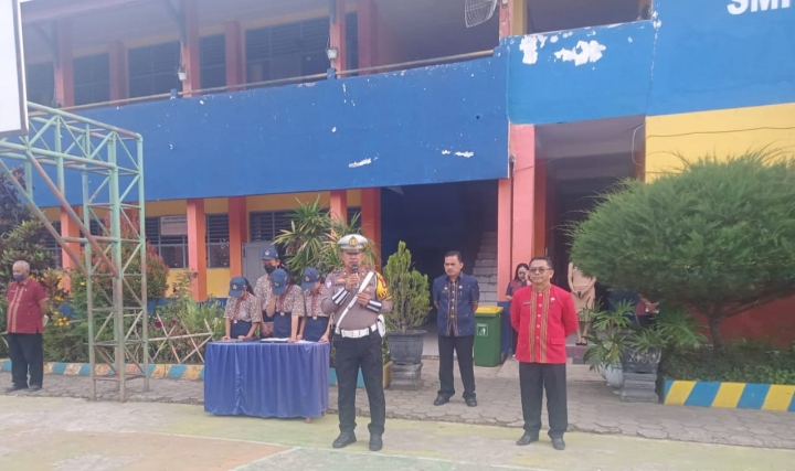 Peduli Generasi Penerus Bangsa, Kasat Lantas Polres Toraja Utara Gelar Jumat Curhat di SMP Negeri 2 Rantepao