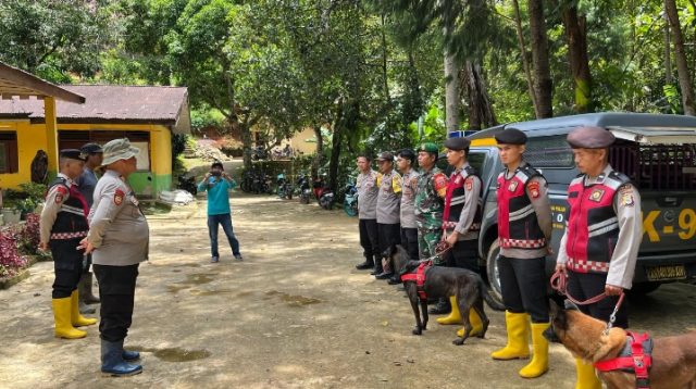 Bersama Polres Toraja Utara, K9 Polda Sulsel Temukan 2 dari 12 Jenazah Makam Yang Tertimbun Longsor Di Rindingallo