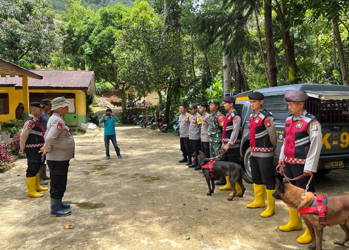 Bersama Polres Toraja Utara, K9 Polda Sulsel Temukan 2 dari 12 Jenazah Makam Yang Tertimbun Longsor Di Rindingallo