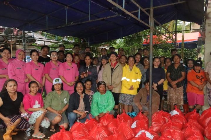 Polres Toraja Utara Salurkan Bantuan Untuk Korban Banjir di Rinding Batu Kesu