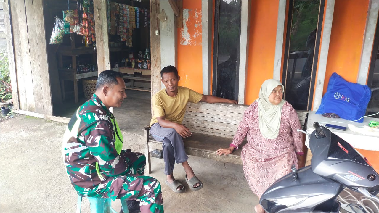 Komsos Bersama Warga, Babinsa Ingatkan Keamanan Rumah Saat Mudik Lebaran