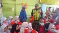 Babinsa Dampingi Pembagian Program Makan Bergizi Gratis (MBG) di SDN 2 Puja Mulia