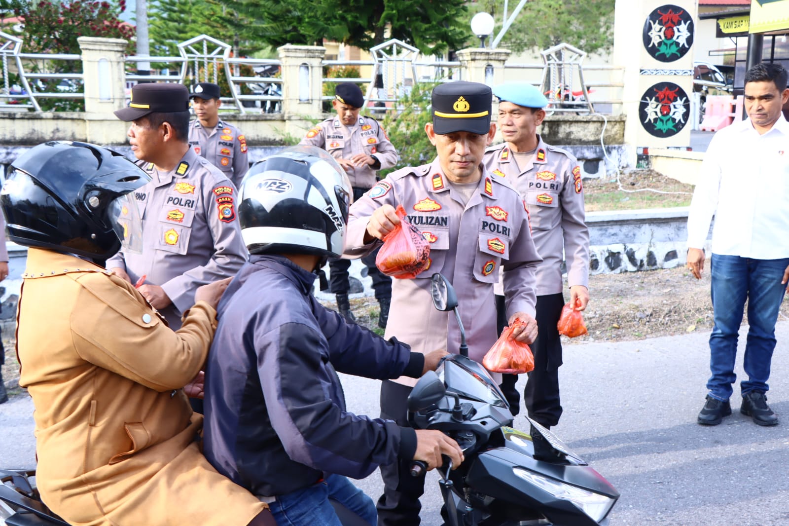 Polres Bener Meriah Berbagi Takjil di Bulan Suci Ramadan 1446 H, Wujud Kepedulian kepada Masyarakat