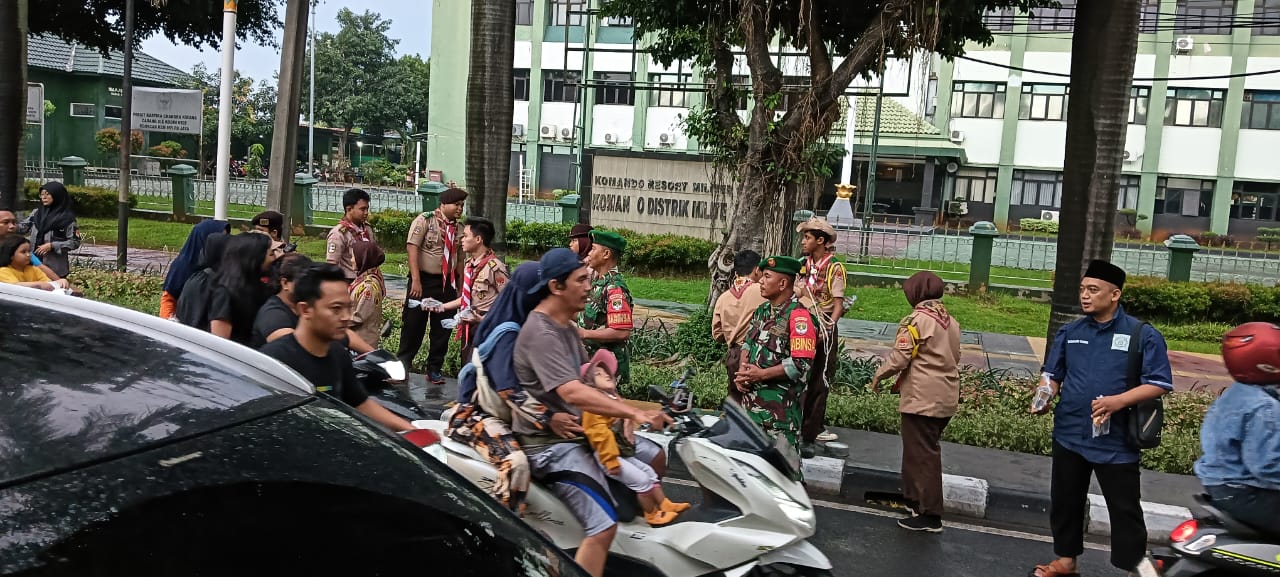 Berkah Ramadhan, Kodim 0505/JT Bersama Pramuka Saka Wira Kartika Bagikan Takjil