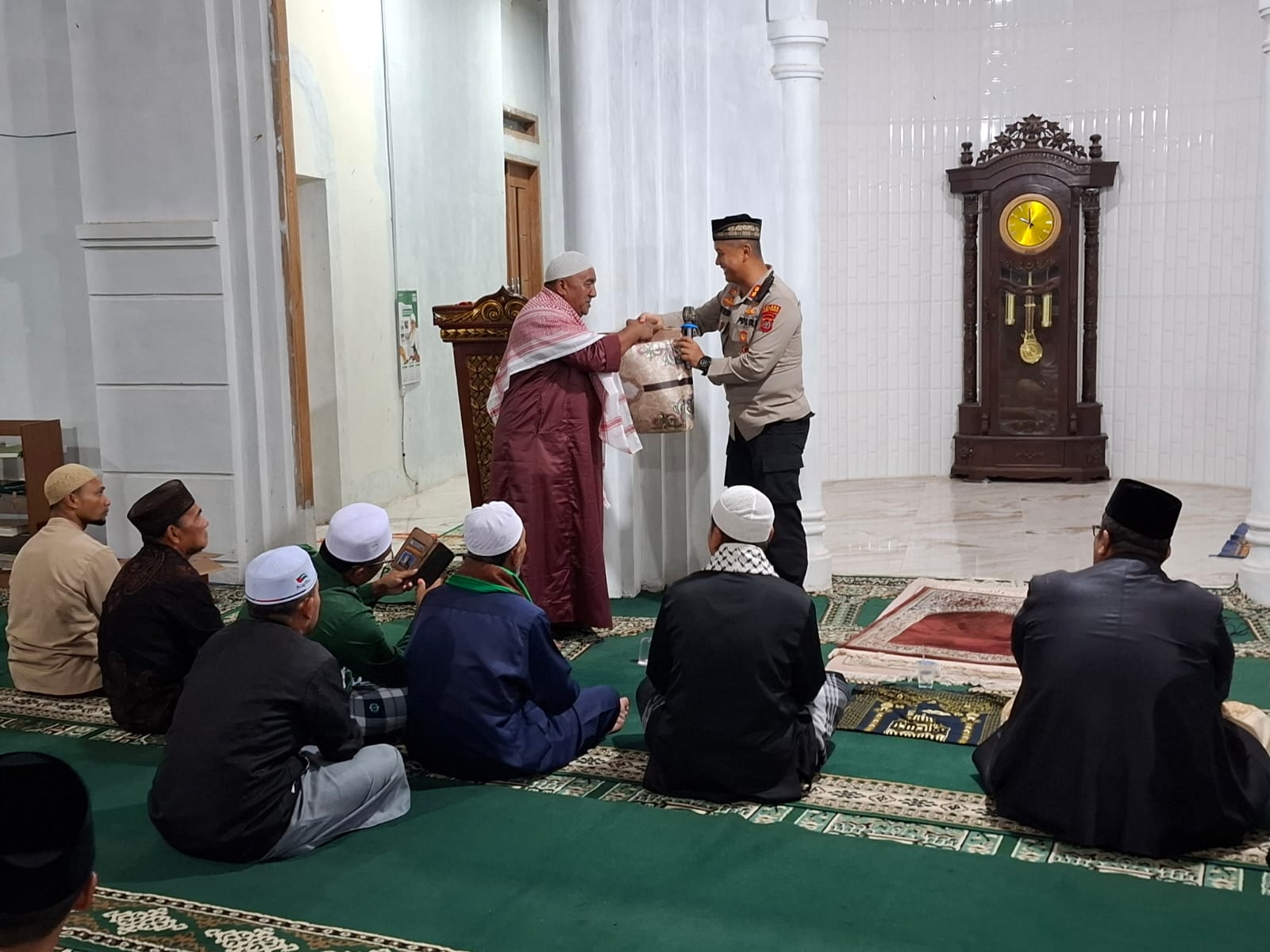 Taraweh Bersama Warga Pepayungen Angkup, Kapolres Aceh Tengah : Pastikan Saat Ke Masjid Kompor Mati Dan Awasi Anak