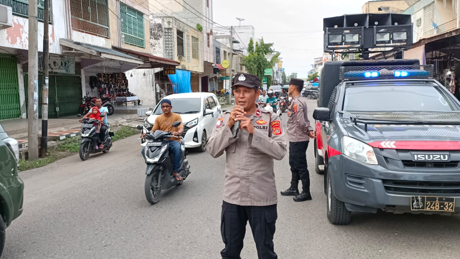 Peduli Sesama di Bulan Ramadan, Sat Binmas Polres Lhokseumawe Bagikan Takjil dan Himbauan Kamtibmas