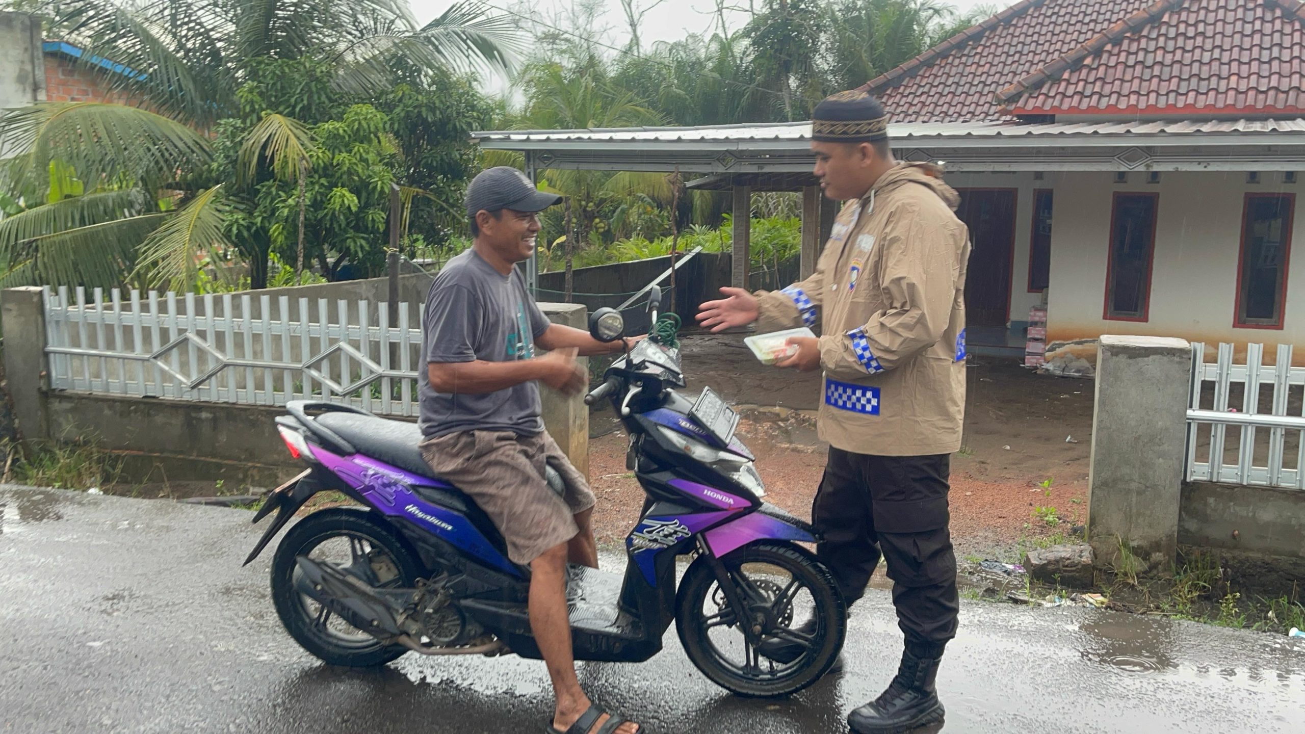 Polsek Tanah Abang Bagikan Takjil Ramadan untuk Masyarakat