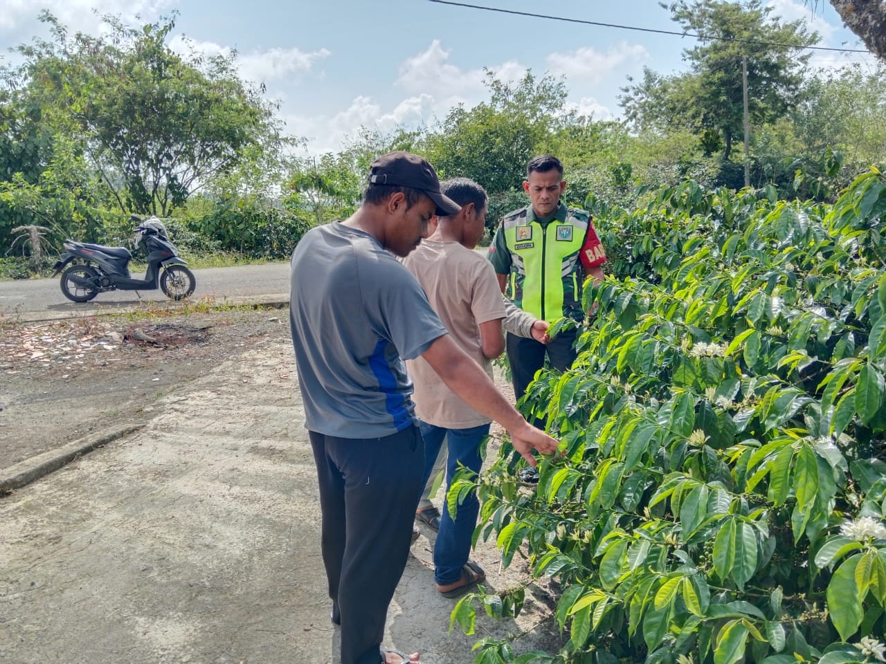 Babinsa Komsos Bersama Warga, Bangun Sinergi Yang Kokoh Untuk Membangun Desa